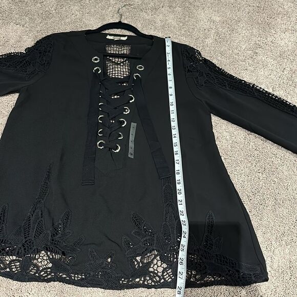 Beautiful black top ! GIMMICKS BY BUCKLE SIZE MEDIUM - Picture 10 of 10